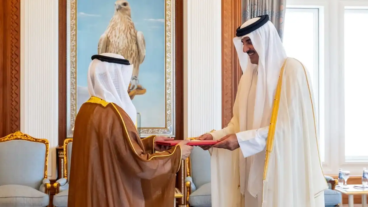 سفير الإمارات يعقد جلسة رسمية مع أمير قطر بعد تقديم أوراق اعتماده